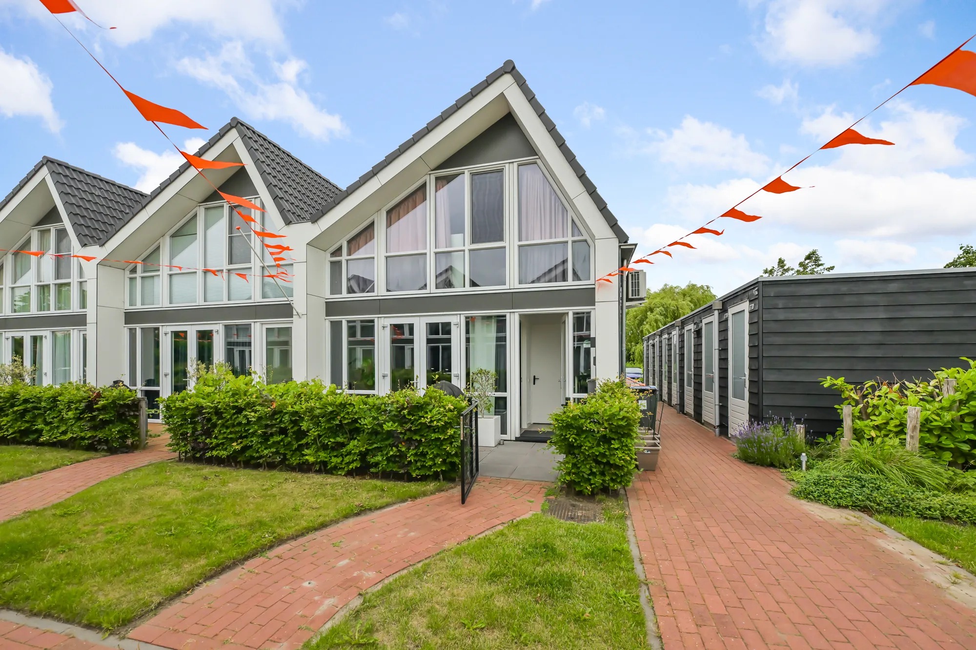 Hoekwoning (hofjeswoning) Ambachtshof 16 in De Kwakel