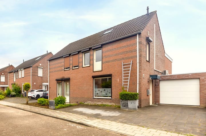 2-onder-1-kapwoning Karensstraat 30 in Born