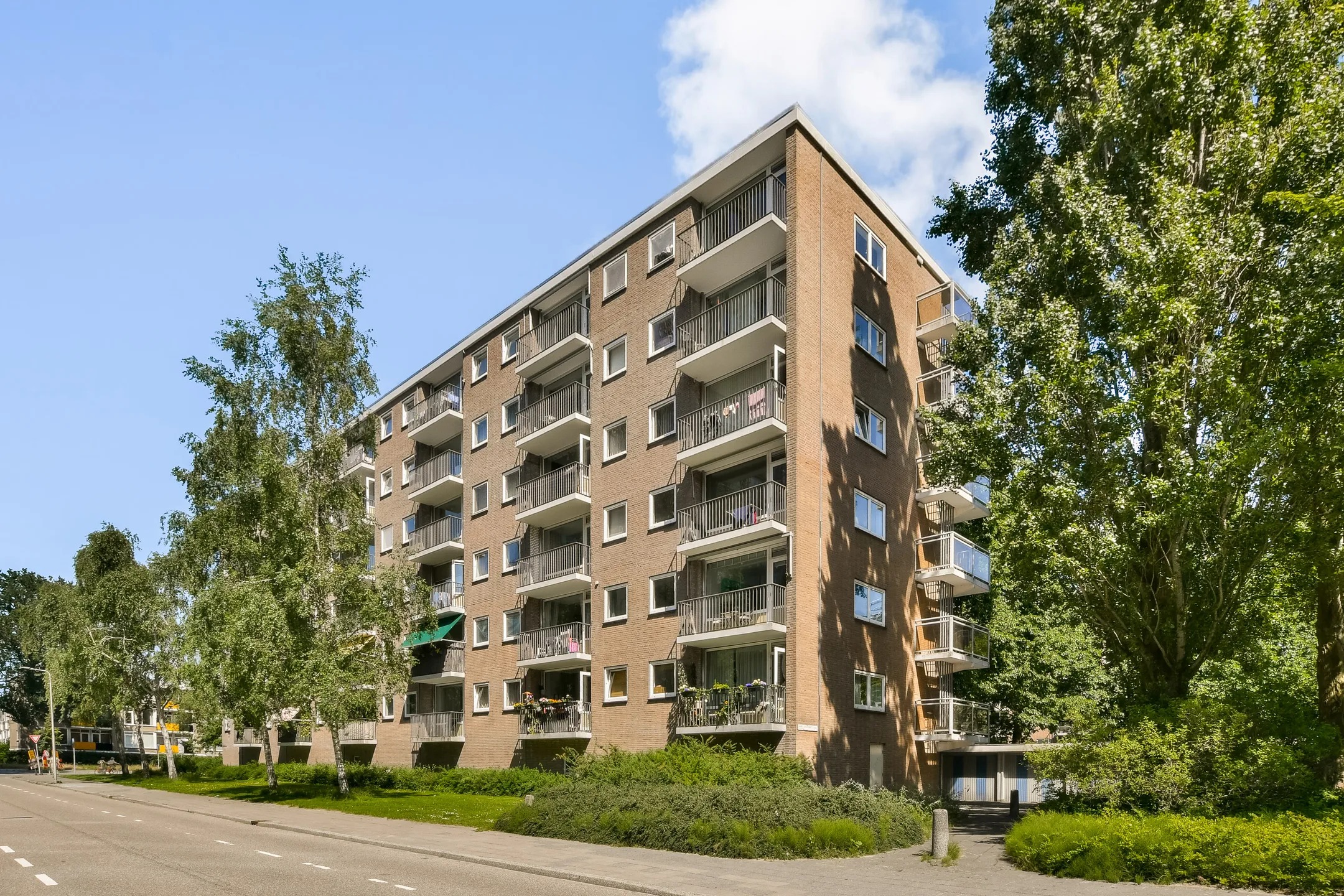 Galerijflat Mr. G. Groen van Prinstererlaan 137 in Amstelveen