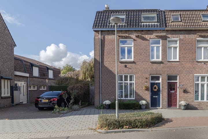 Eengezinswoning, 2-onder-1-kapwoning Raadhuisstraat 27 Urmond