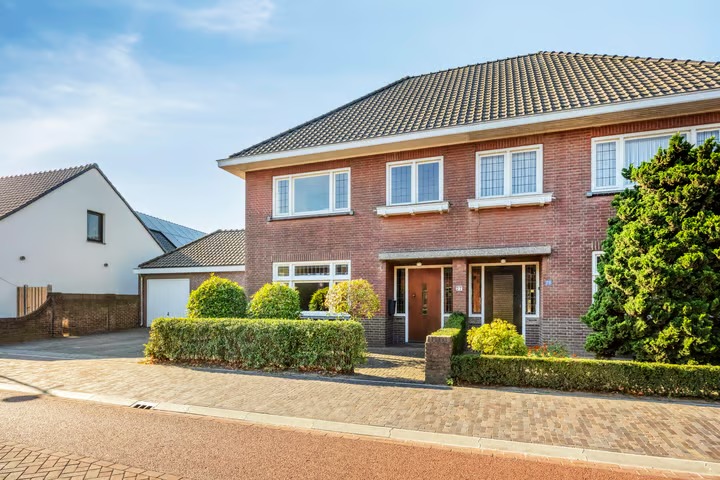 2-onder-1-kapwoning Dorpstraat 77 in Luyksgestel