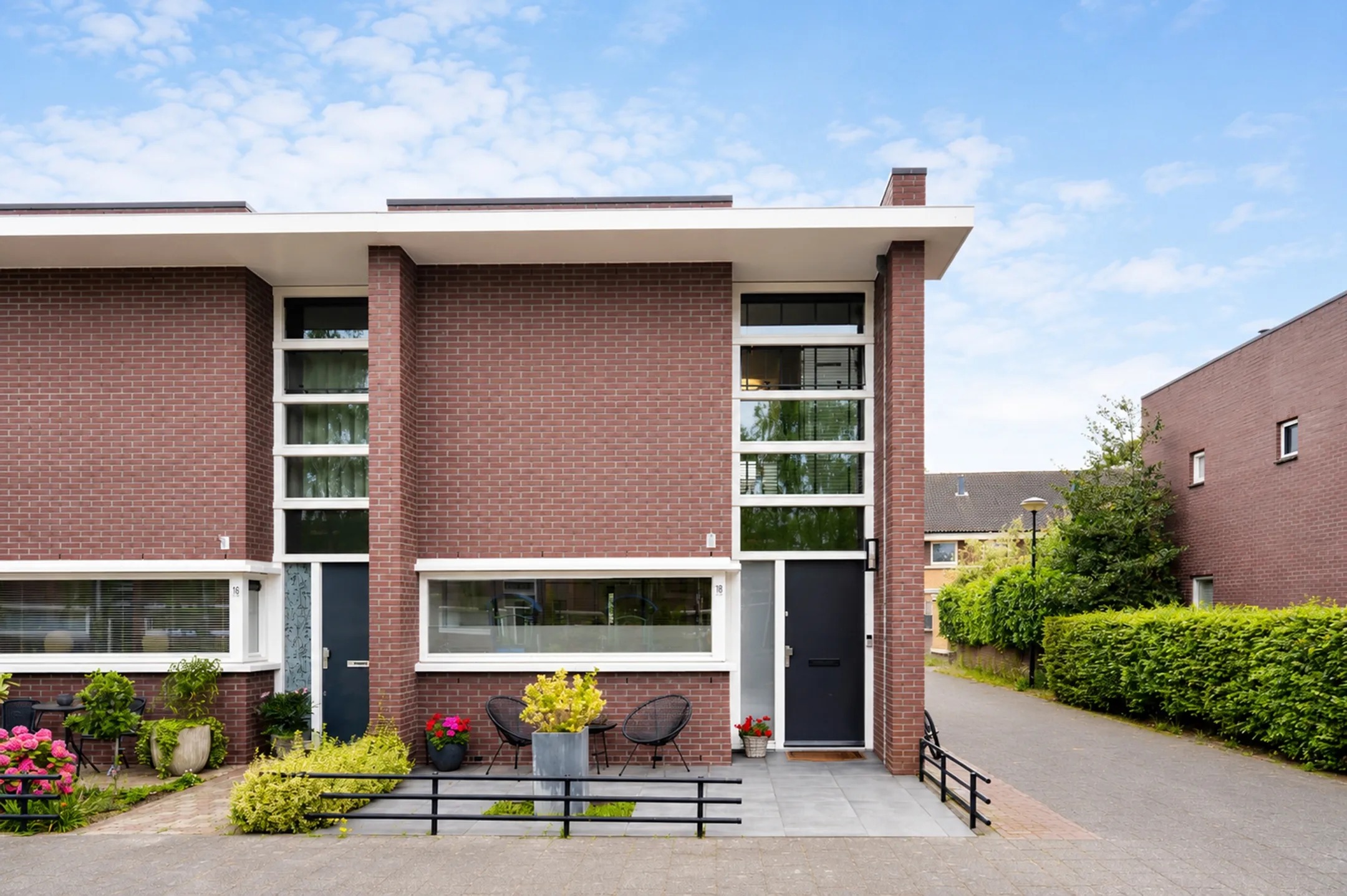 Hoekwoning Bratislavahof 18 in Den Haag