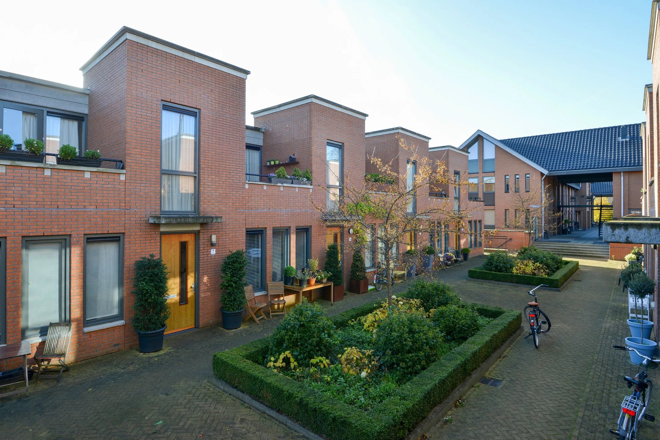 Tussenwoning (hofjeswoning) Burgemeester Banisstraat 7 in Bussum