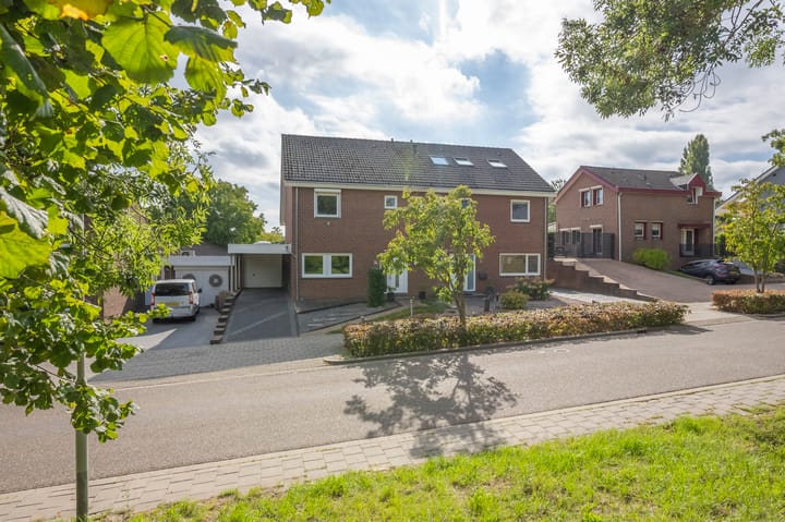 Eengezinswoning, 2-onder-1-kapwoning Raadhuisstraat 34 in Merkelbeek