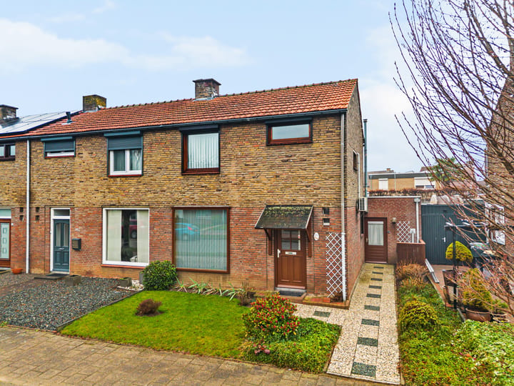 Geschakelde woning Heerstraat Noord 104 in Stein