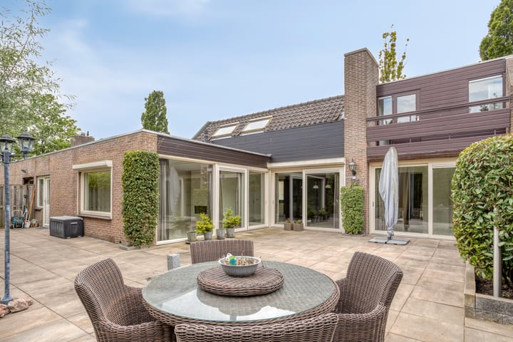 Bungalow, geschakelde woning (semi-bungalow) van Beethovenlaan 4 in Rhoon