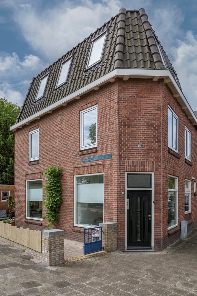 Eengezinswoning, hoekwoning Hugo van Rijkenlaan 17 in Delft