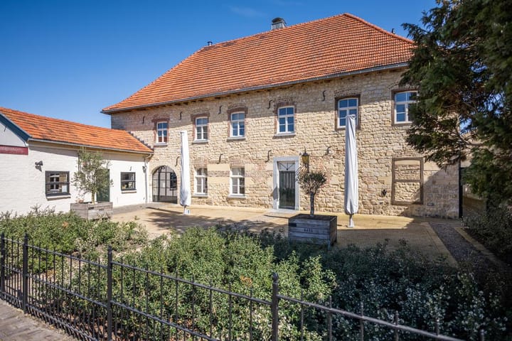 Landhuis, halfvrijstaande woning Kerkplein 57 A in Voerendaal