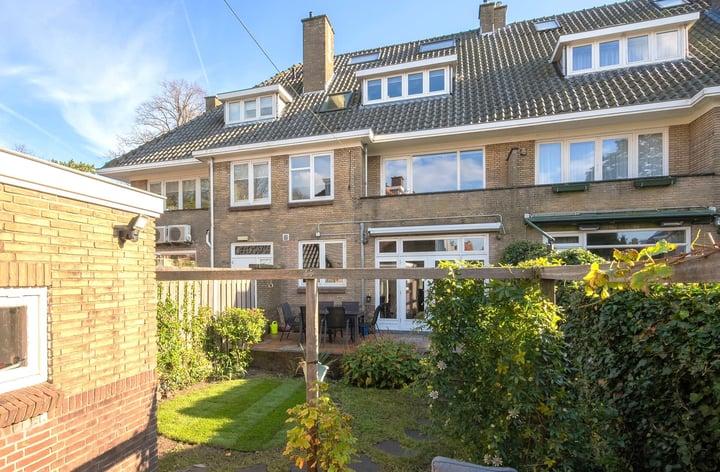 Herenhuis, tussenwoning Van Oldenbarneveltweg 35 Wassenaar
