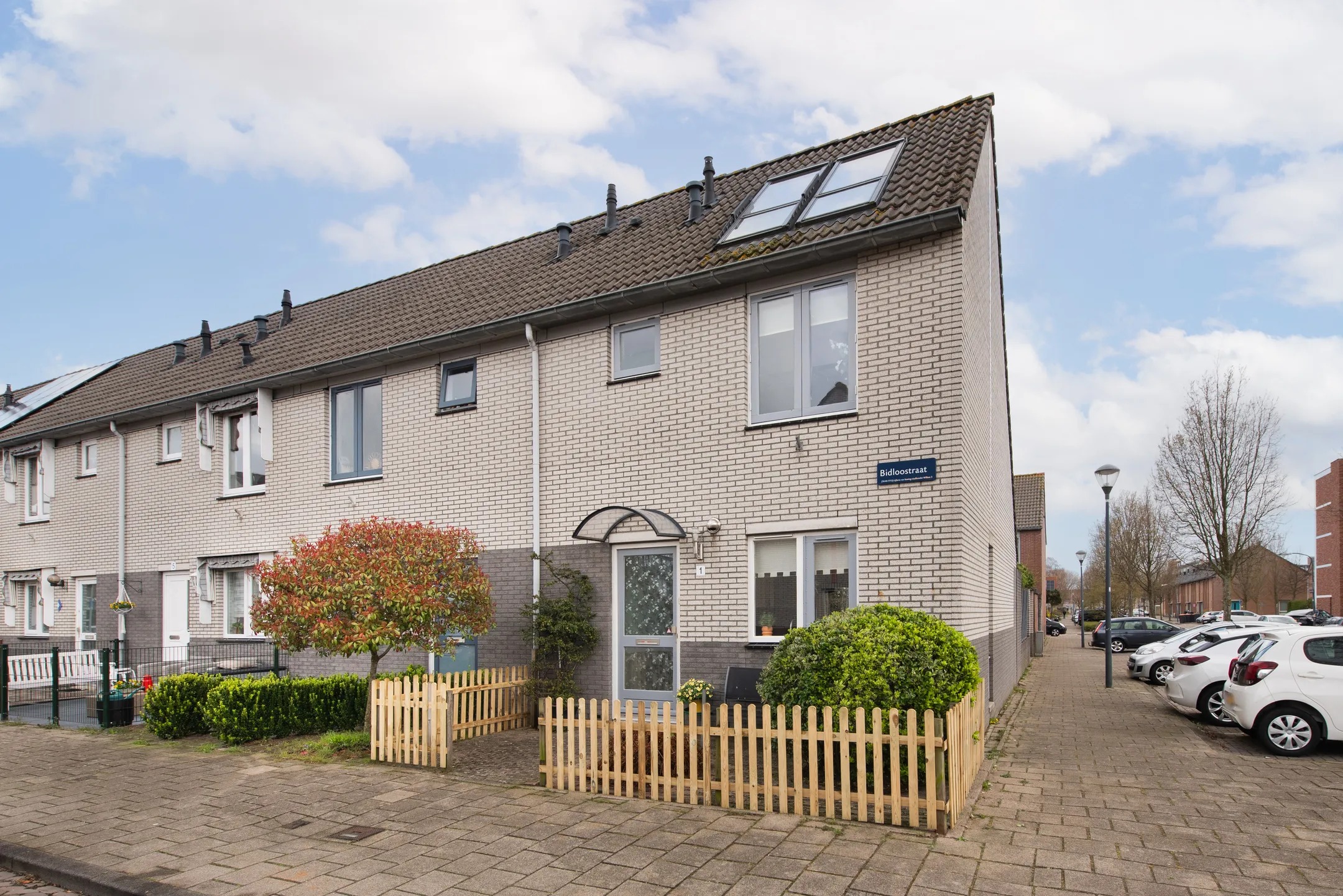 Hoekwoning Bidloostraat 1 in Haarlem