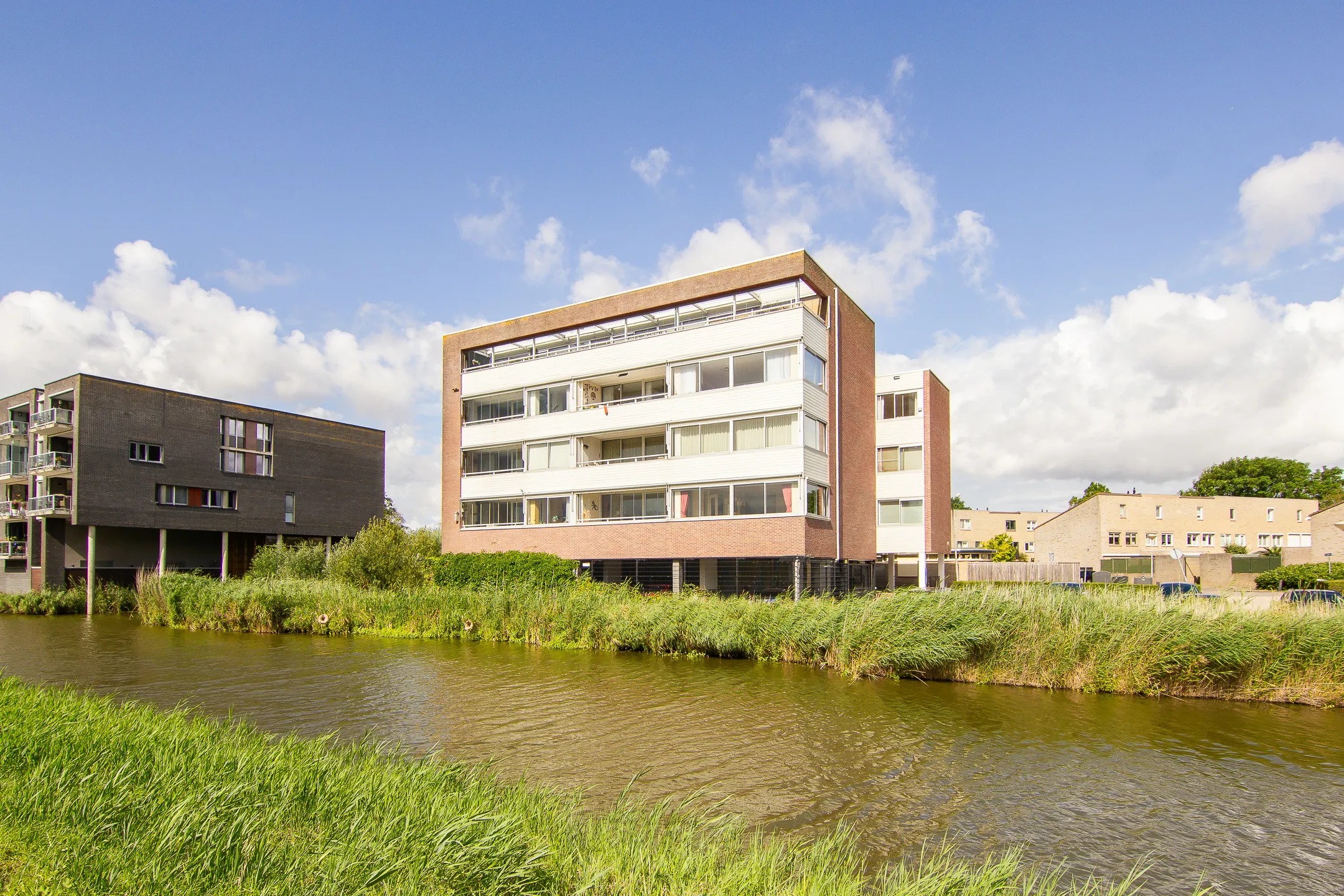 Portiekflat L. Springerstraat 180 in Velserbroek