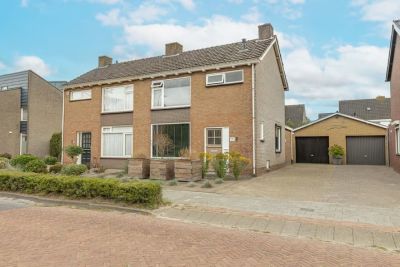 Eengezinswoning, 2-onder-1-kapwoning Pastoor Bielarsstraat 11 in Wernhout