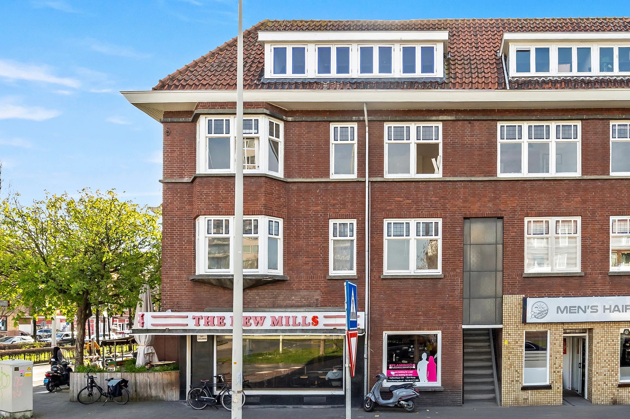 Portiekwoning De la Reyweg 239 in Den Haag