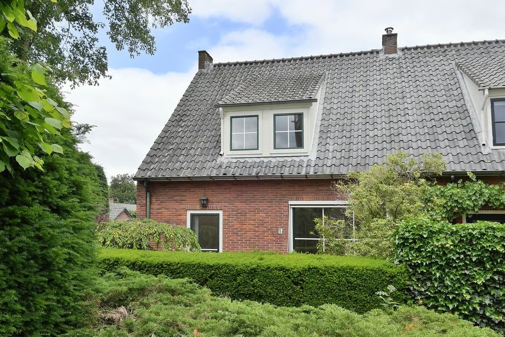 Hoekwoning (hofjeswoning) Naarderstraat 7 c in Laren