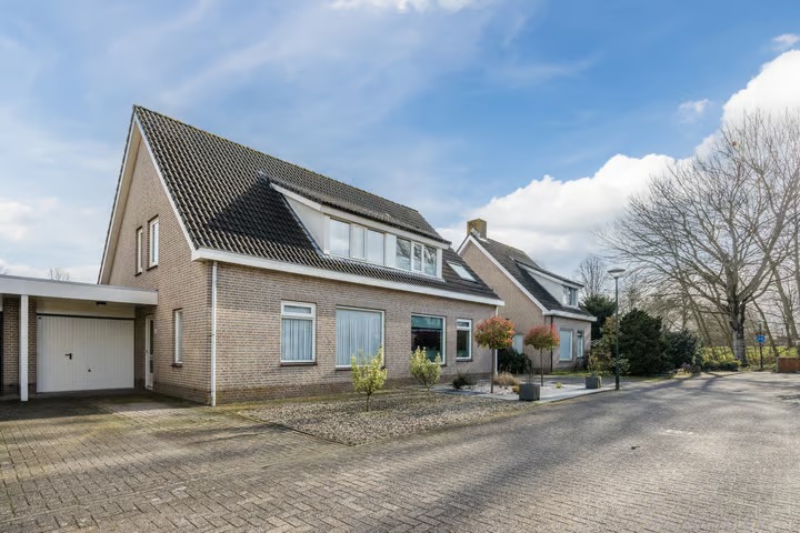 Geschakelde 2-onder-1-kapwoning van Sloterdijckstraat 10 in Geertruidenberg