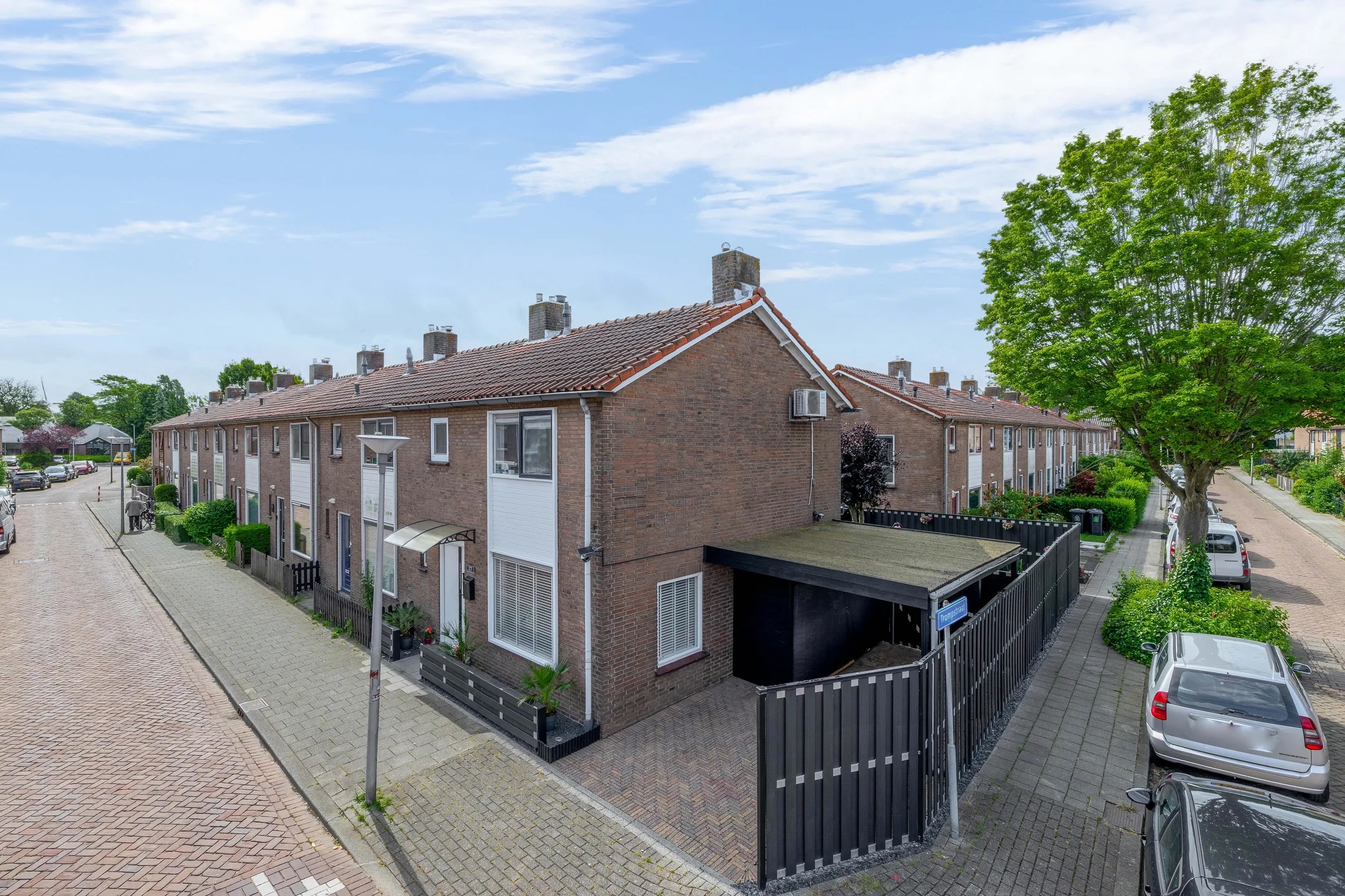 Hoekwoning Wethouder van Heldenstraat 27 in Rozenburg