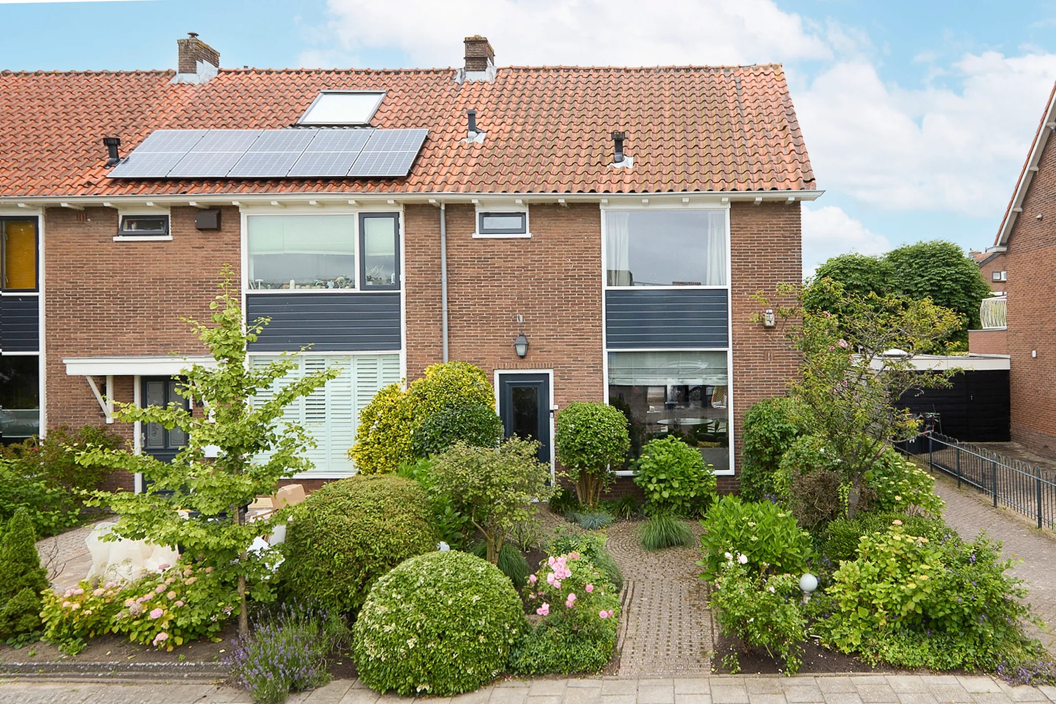 Hoekwoning Sparrenlaan 18 in Zwanenburg