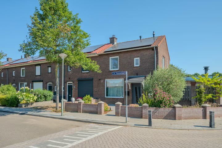 Hoekwoning Dr. Poelsstraat 31 in Tegelen