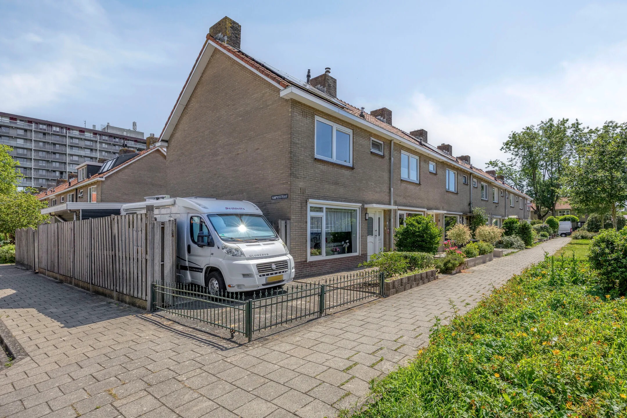 Hoekwoning Dr. Albert Schweitzerlaan 16 in Purmerend