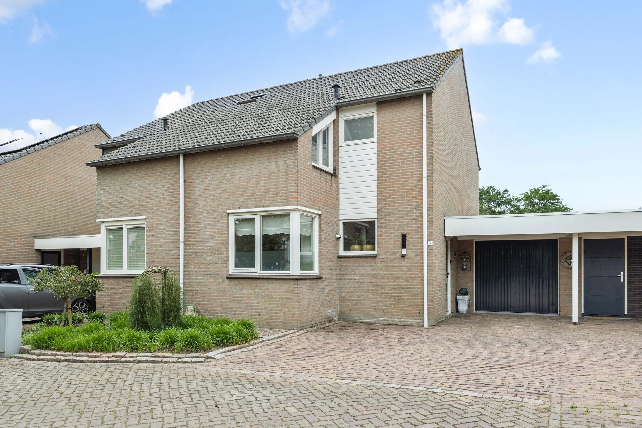 Geschakelde 2-onder-1-kapwoning Burgemeester van Hulstlaan 12 in Heesch
