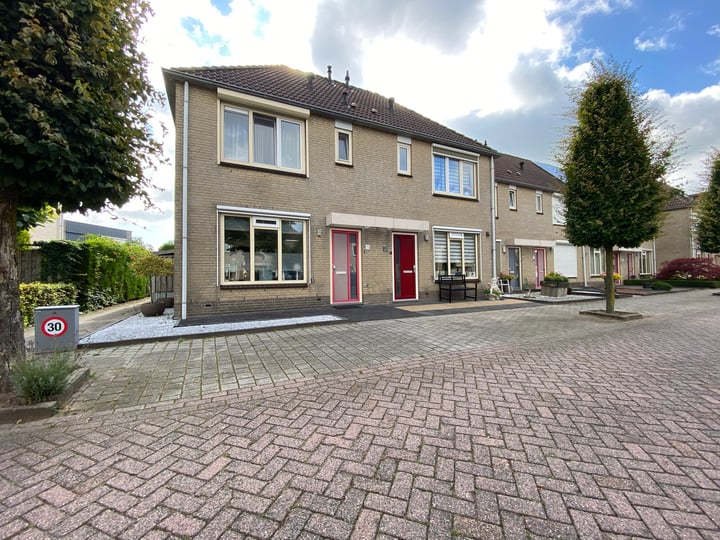 Hoekwoning Kastanjelaan 15 in Woudrichem