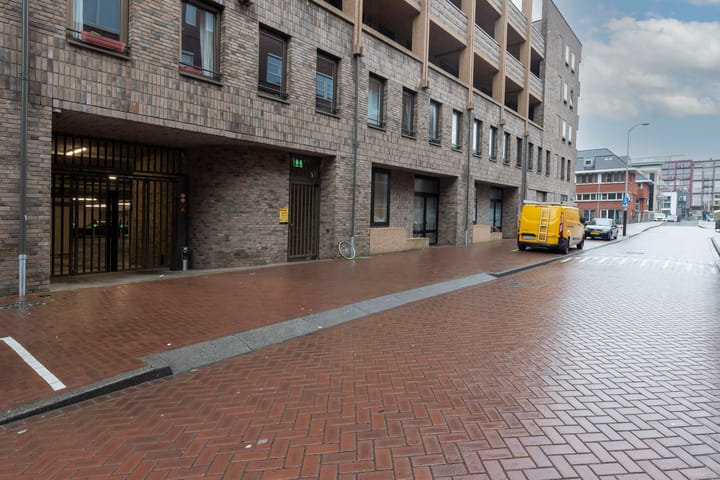 Parkeerplaats Revaleiland 284 Amsterdam