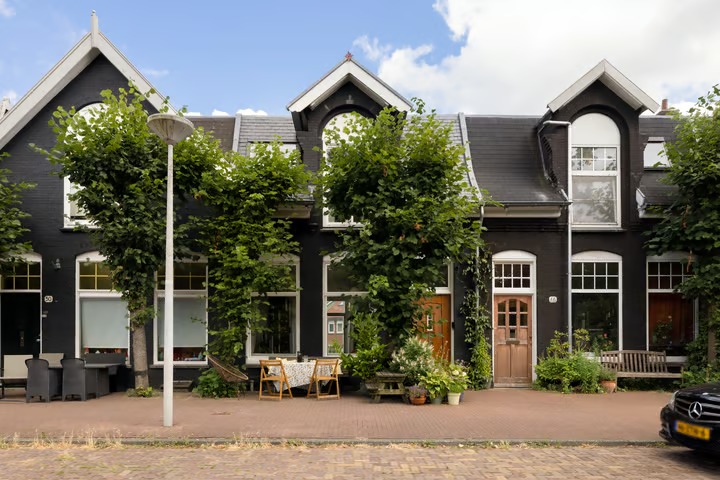 Tussenwoning (dijkwoning) Leeuwarderweg 48 in Amsterdam