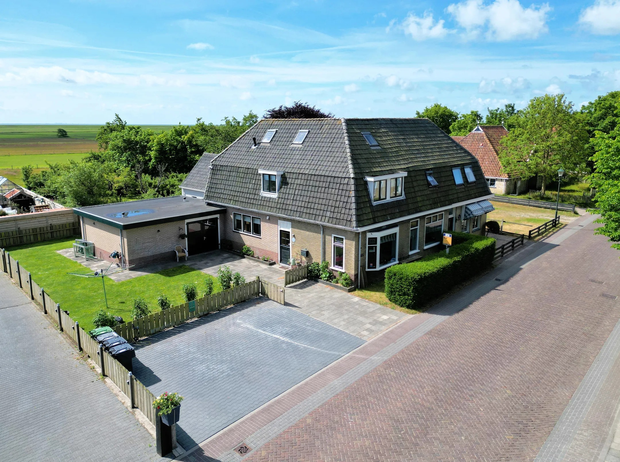 Geschakelde 2-onder-1-kapwoning Dorpsstraat 70 in Hoorn