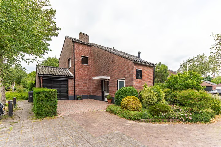 Hoekwoning Bijenmeent 141 in Hilversum