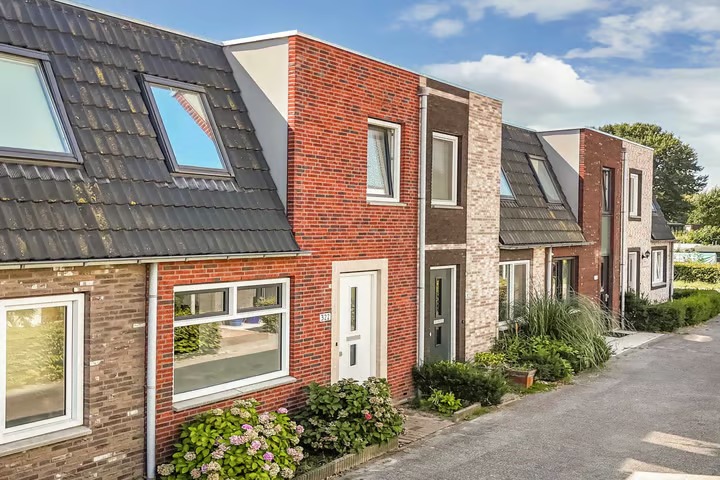 Tussenwoning (hofjeswoning) Bosgouw 322 in Almere