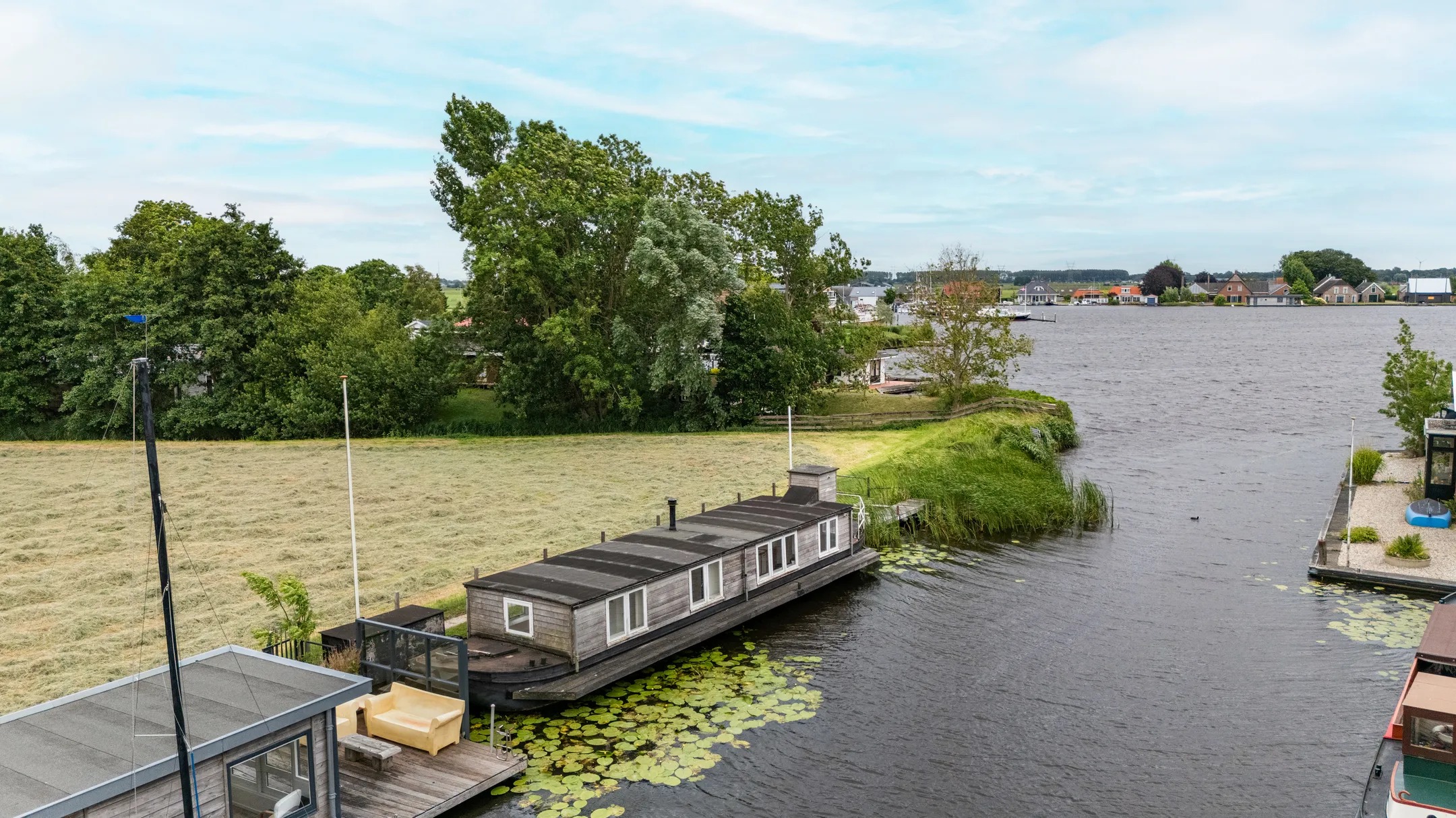 Vrijstaande woning (waterwoning) Vennemeer 41 Oud Ade