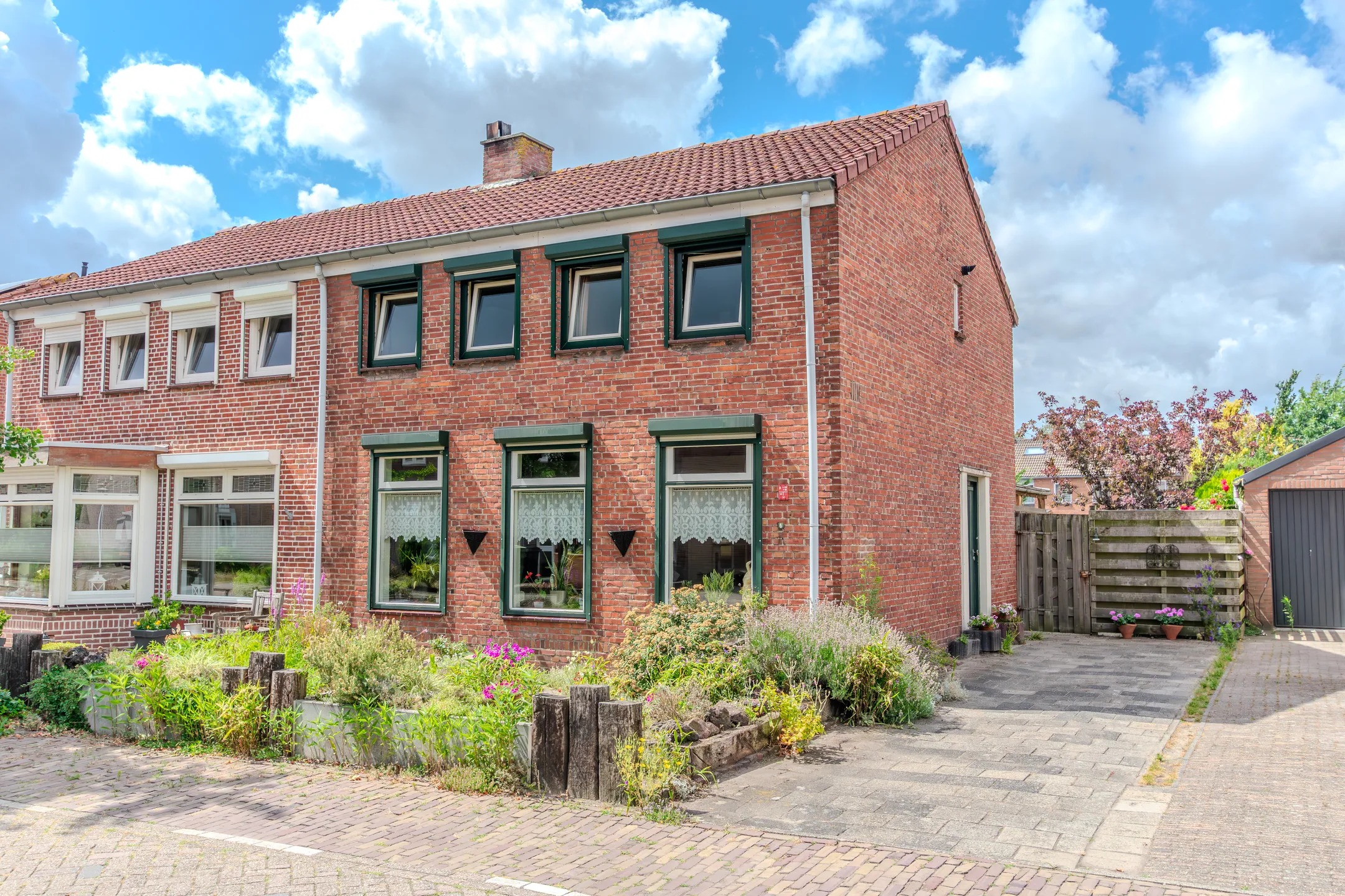 2-onder-1-kapwoning Wilhelmietenstraat 6 in Huijbergen