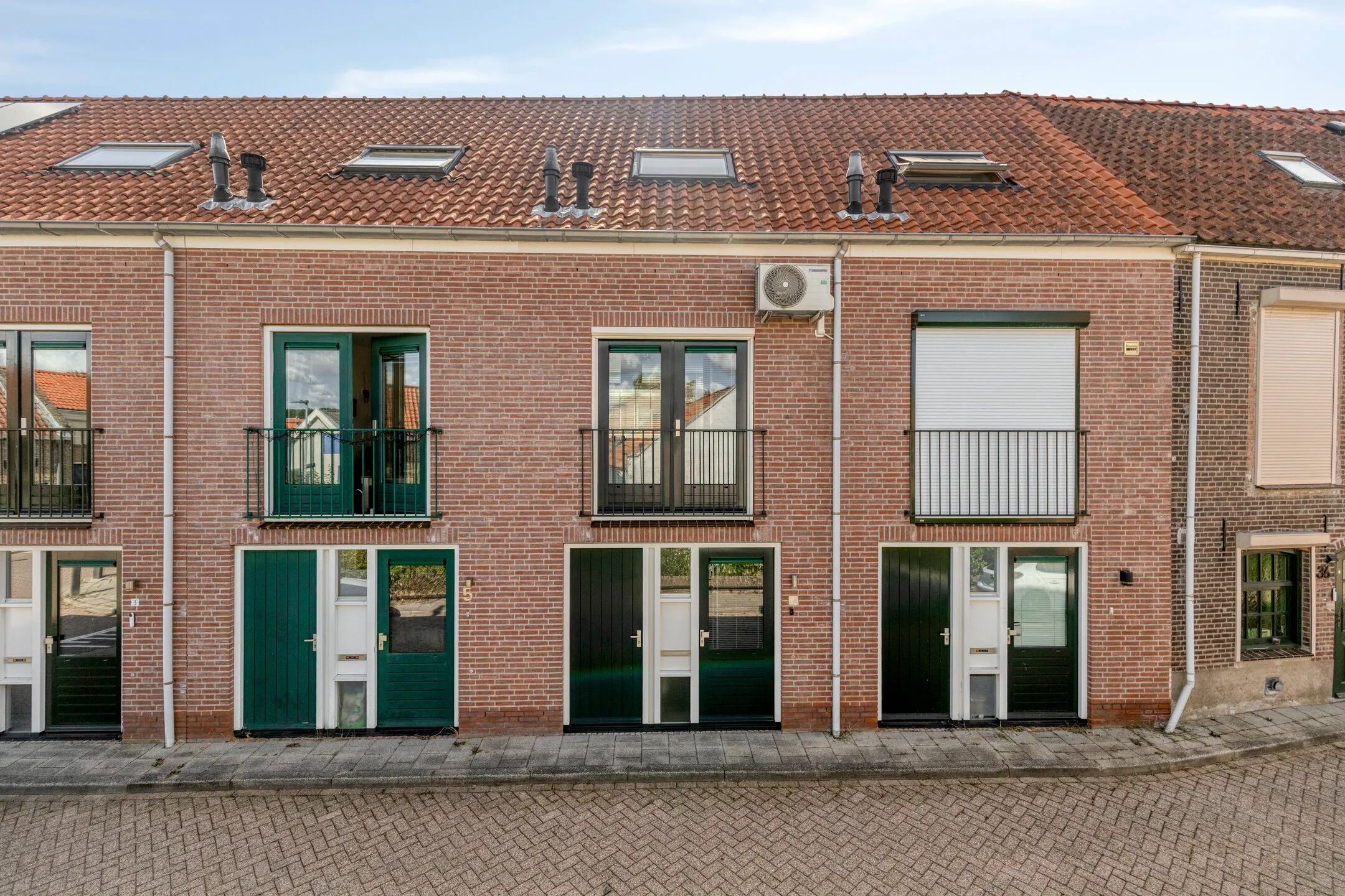 Tussenwoning (dijkwoning) Beneden Molendijk 7 Ooltgensplaat