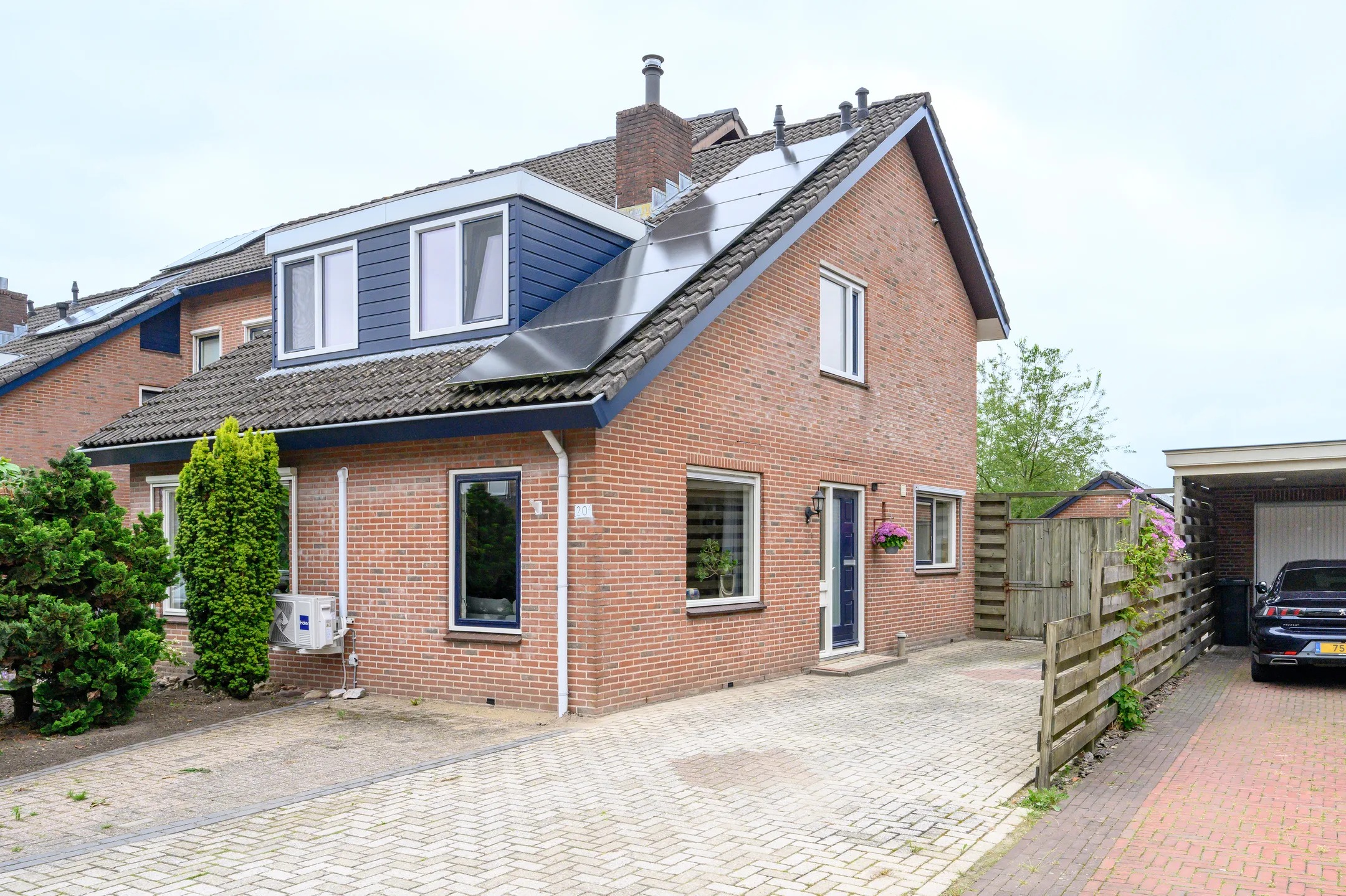 Hoekwoning Hoofdweg 20 A in Loenen