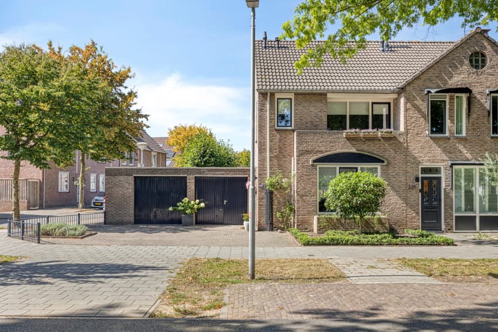 Eengezinswoning, hoekwoning Deken van Oppensingel 223 in Venlo