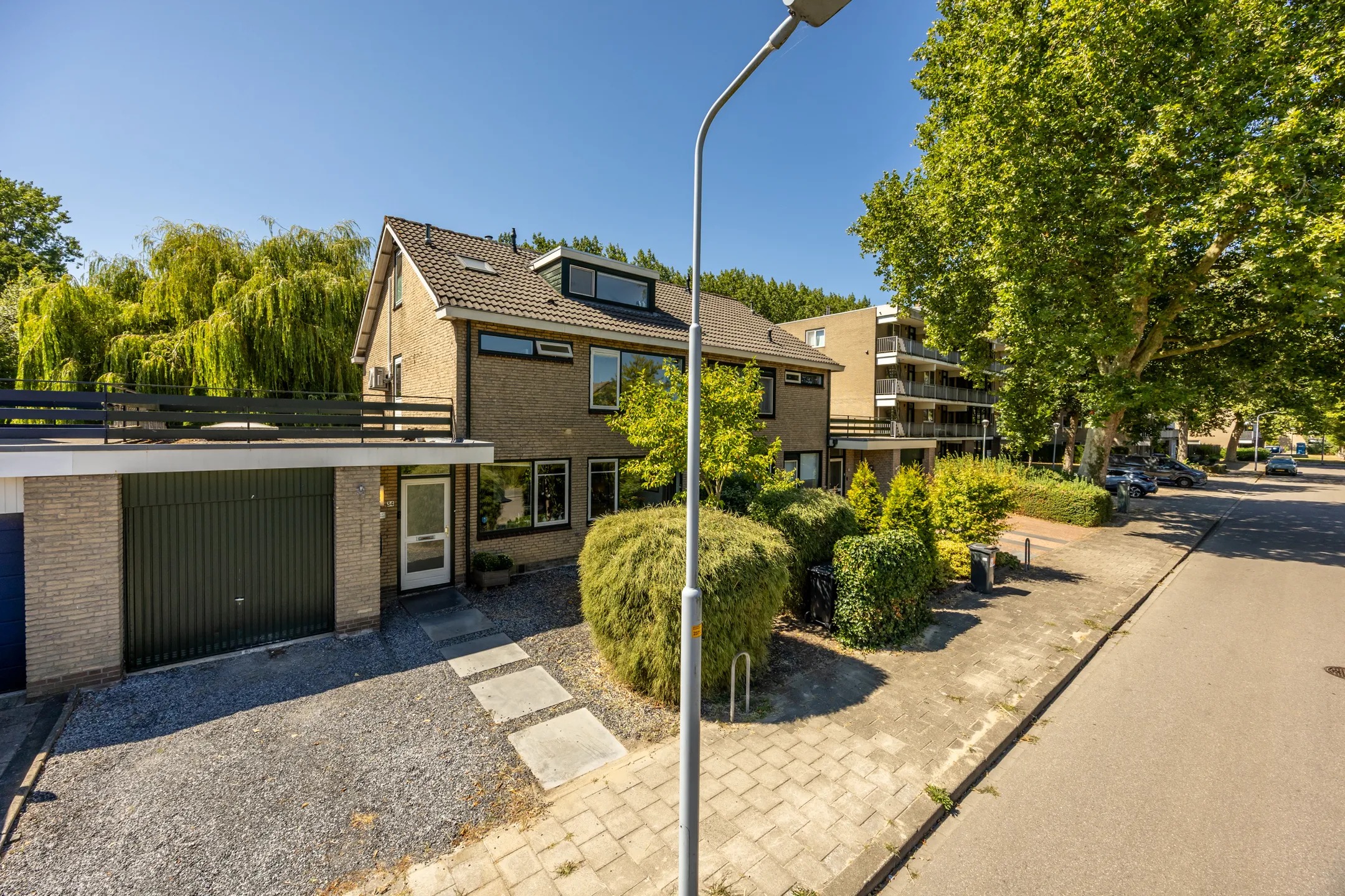Geschakelde 2-onder-1-kapwoning Weegbreestraat 34 in Nieuw-Vennep