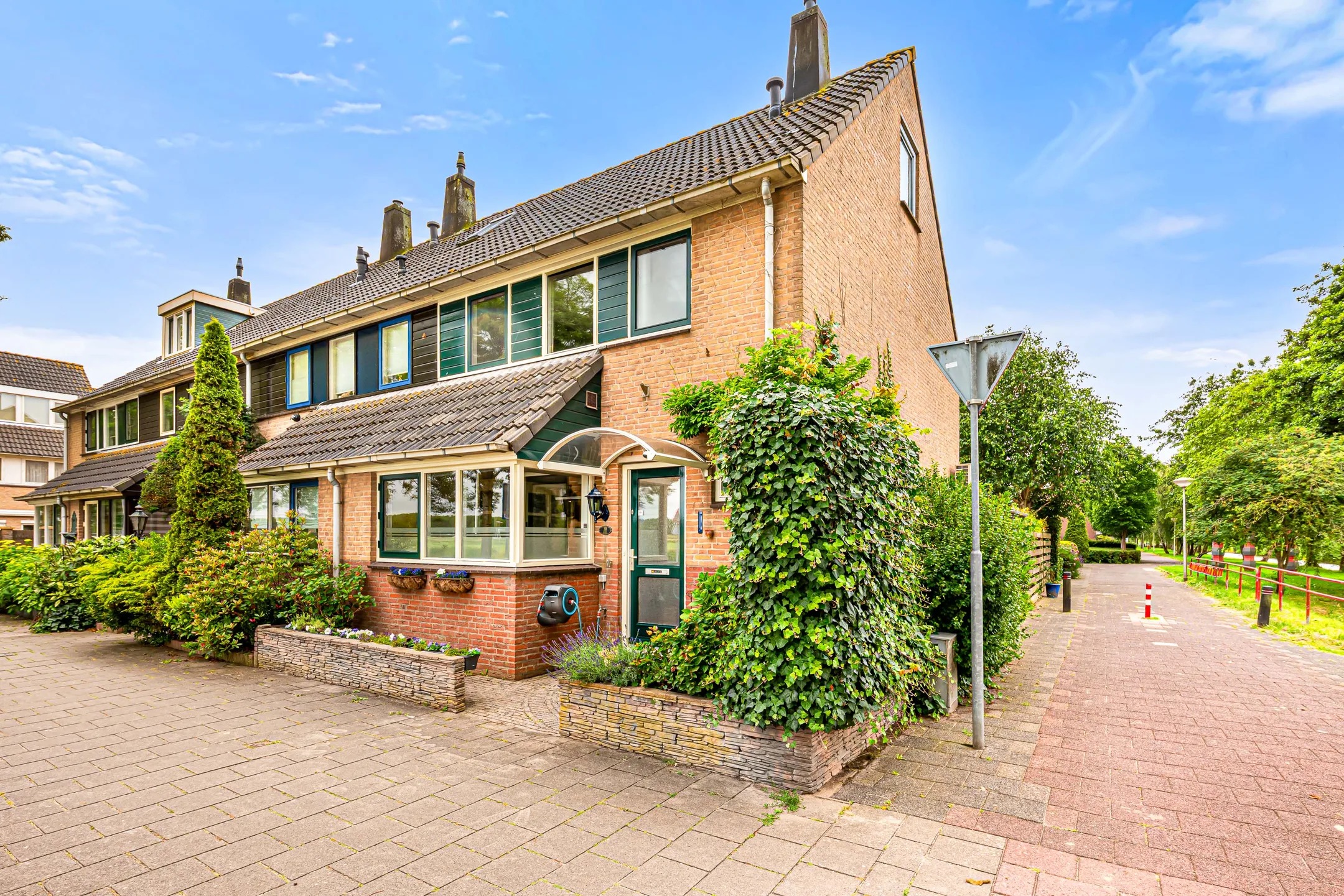 Hoekwoning Grote Buitendijk 30 in Velserbroek
