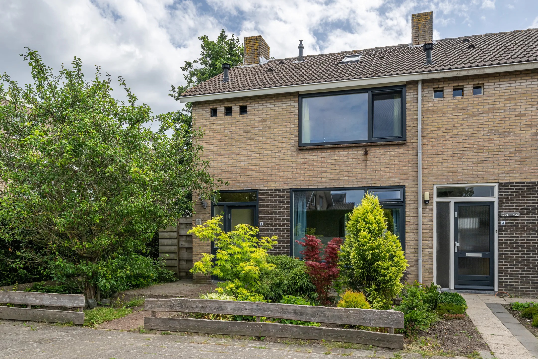 Hoekwoning Rembrandtlaan 1 in Middelharnis