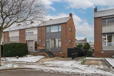 Hoekwoning Woeringenstraat 17 in Stein