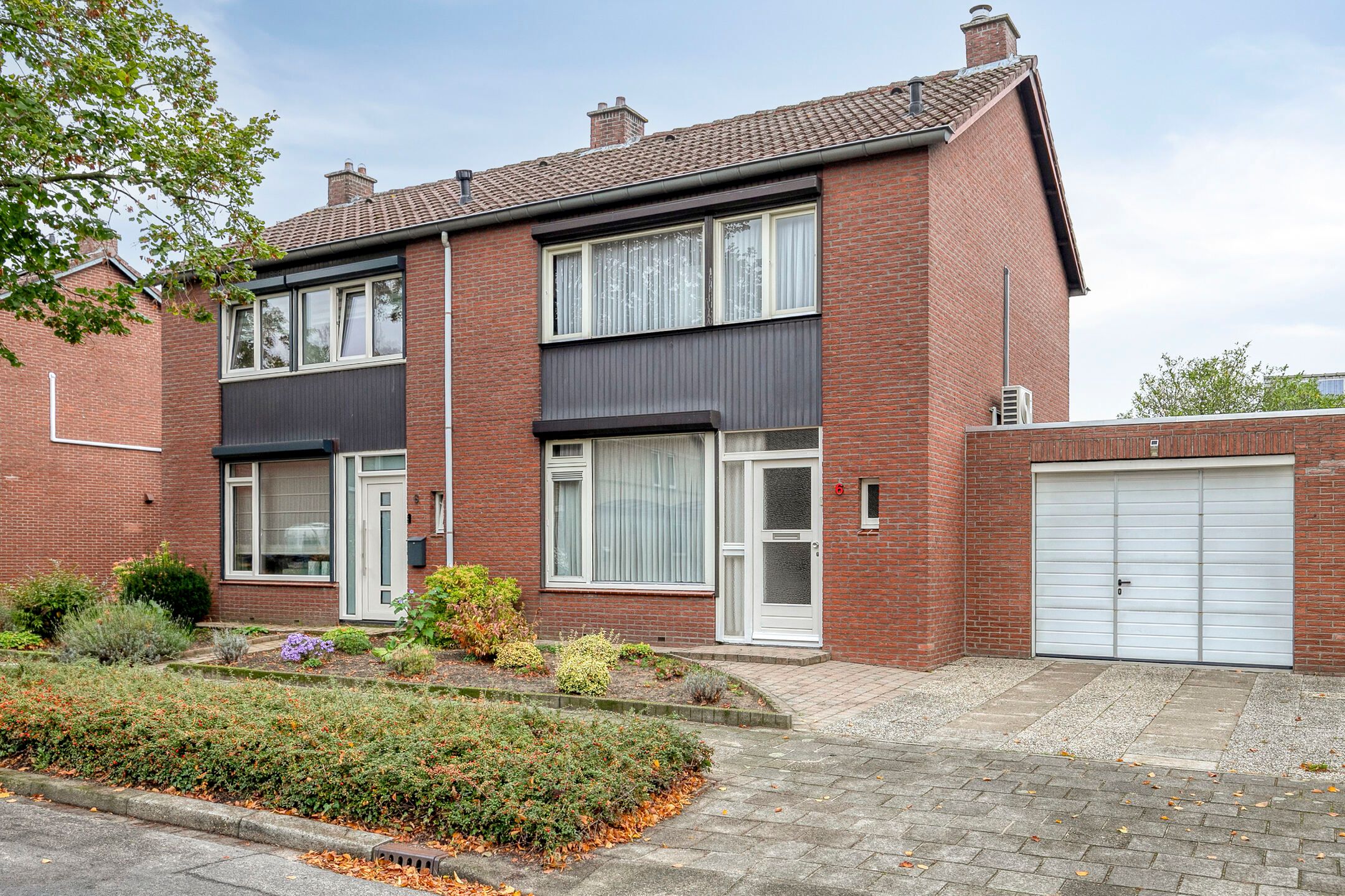 Eengezinswoning, 2-onder-1-kapwoning Hombergstraat 6 in Hegelsom