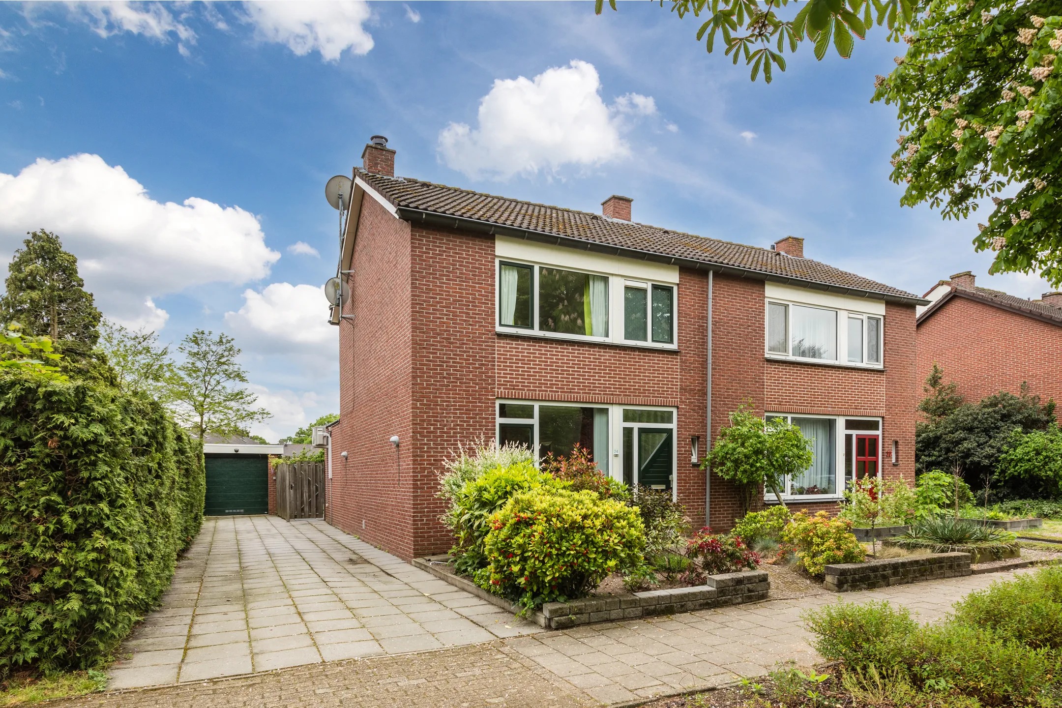 2-onder-1-kapwoning Anna van Burenweg 24 in Grave