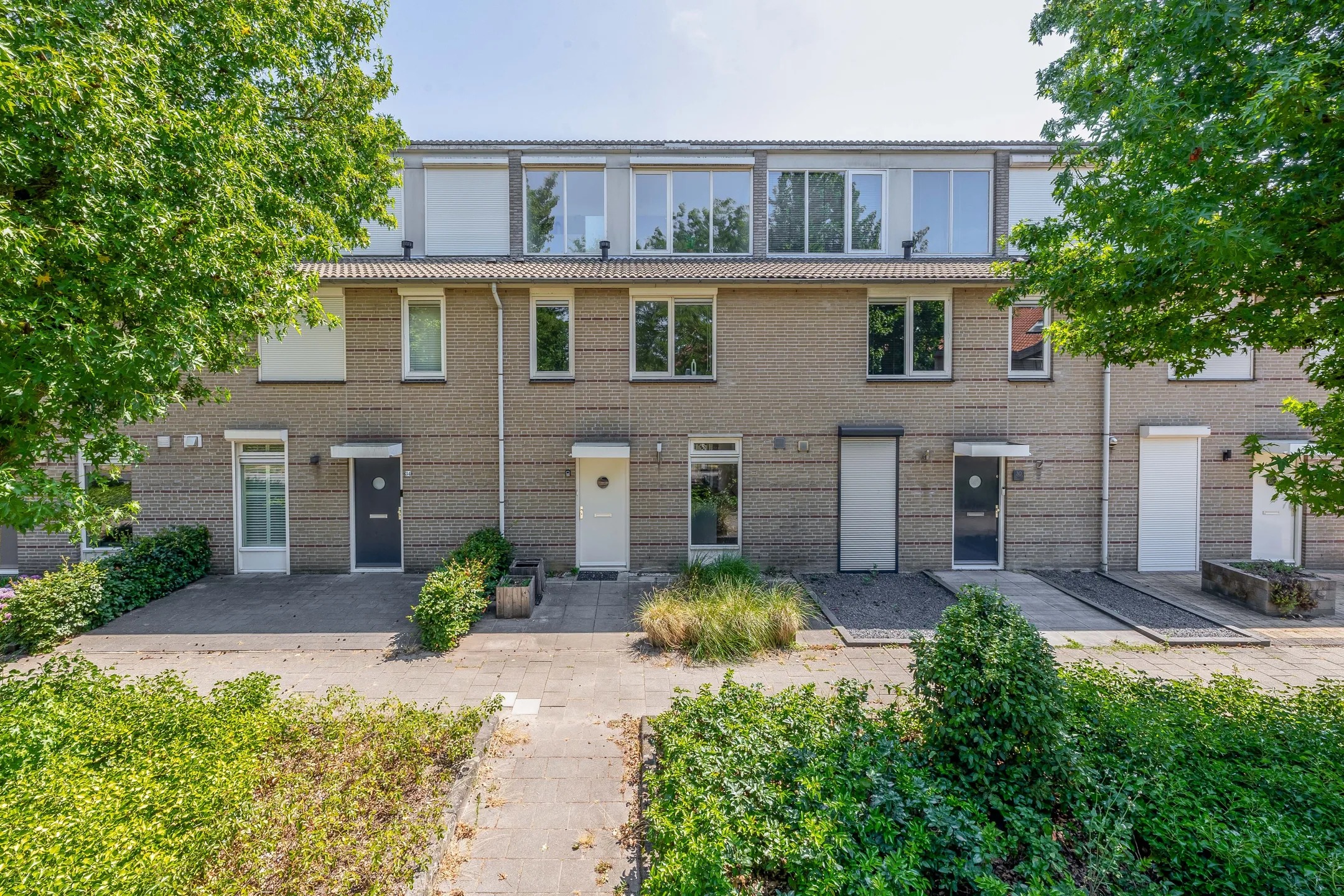 Tussenwoning Annie Romeinplein 32 in Rijen