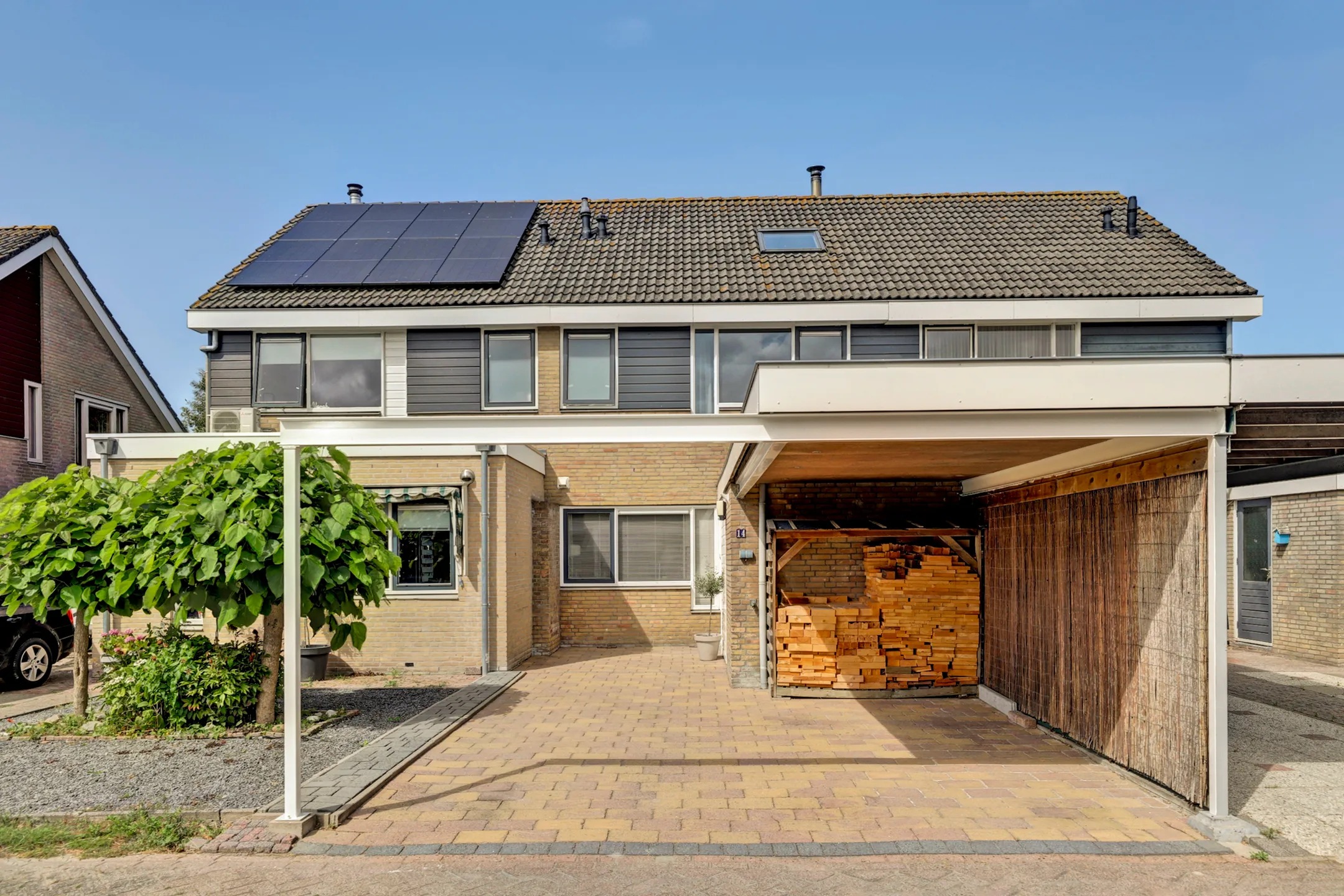 Tussenwoning (hofjeswoning) Grundelhof 14 in Harlingen