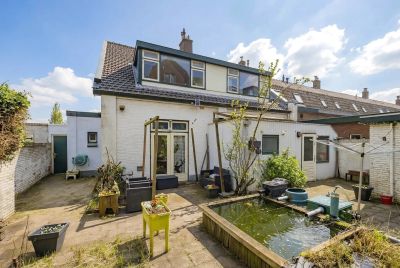 Hoekwoning Sluisplein 22 in IJmuiden