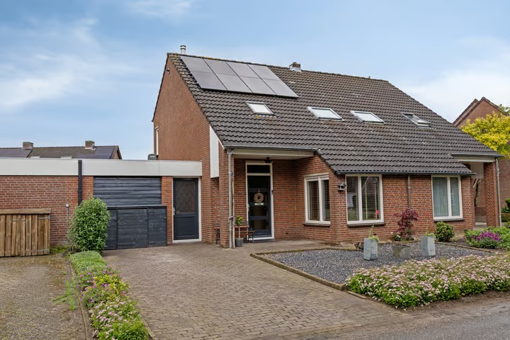Geschakelde 2-onder-1-kapwoning Klaverkamp 17 in Beugen