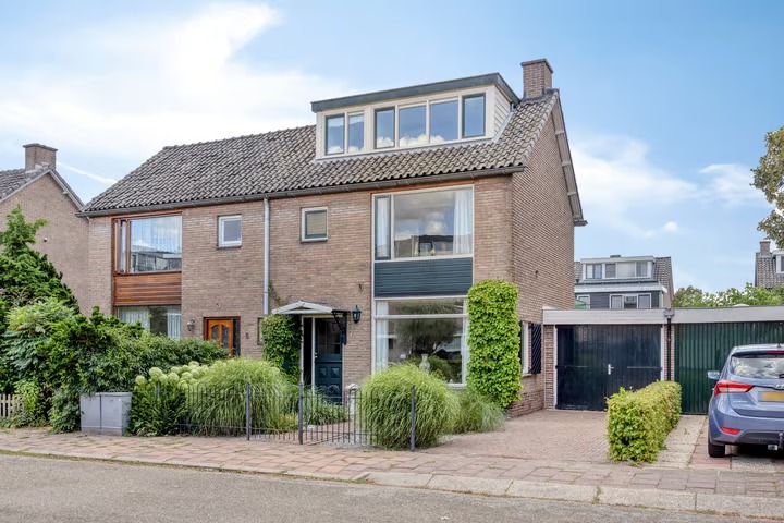 Geschakelde 2-onder-1-kapwoning Esdoornlaan 7 in Harmelen