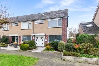 Hoekwoning Burgemeester Verstegenstraat 80 in Westzaan