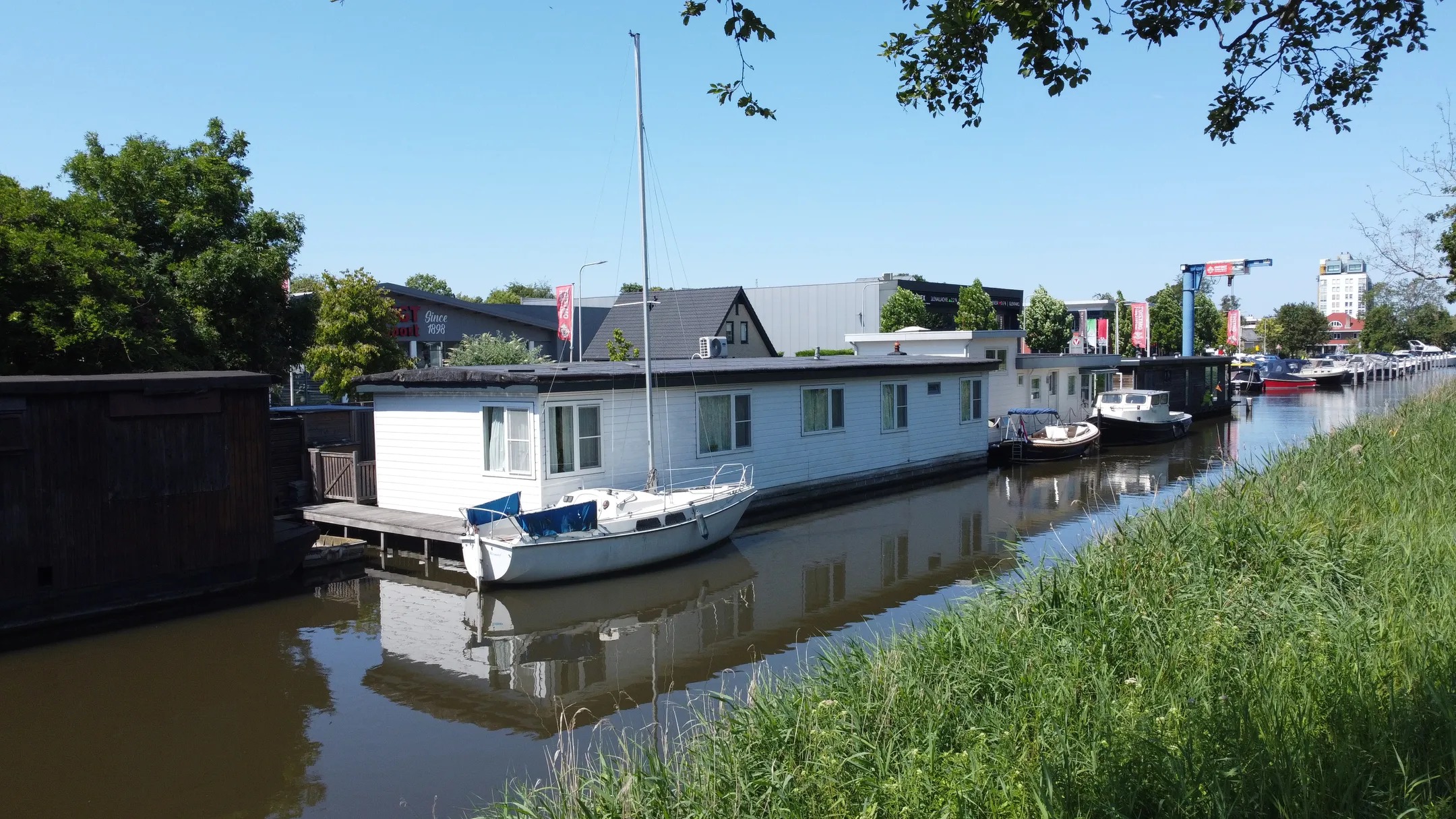 Vrijstaande woning (waterwoning) Industriekade 11 Sassenheim