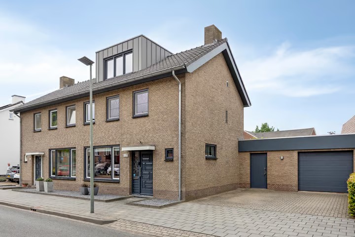 2-onder-1-kapwoning Raadhuisstraat 144 in Panningen