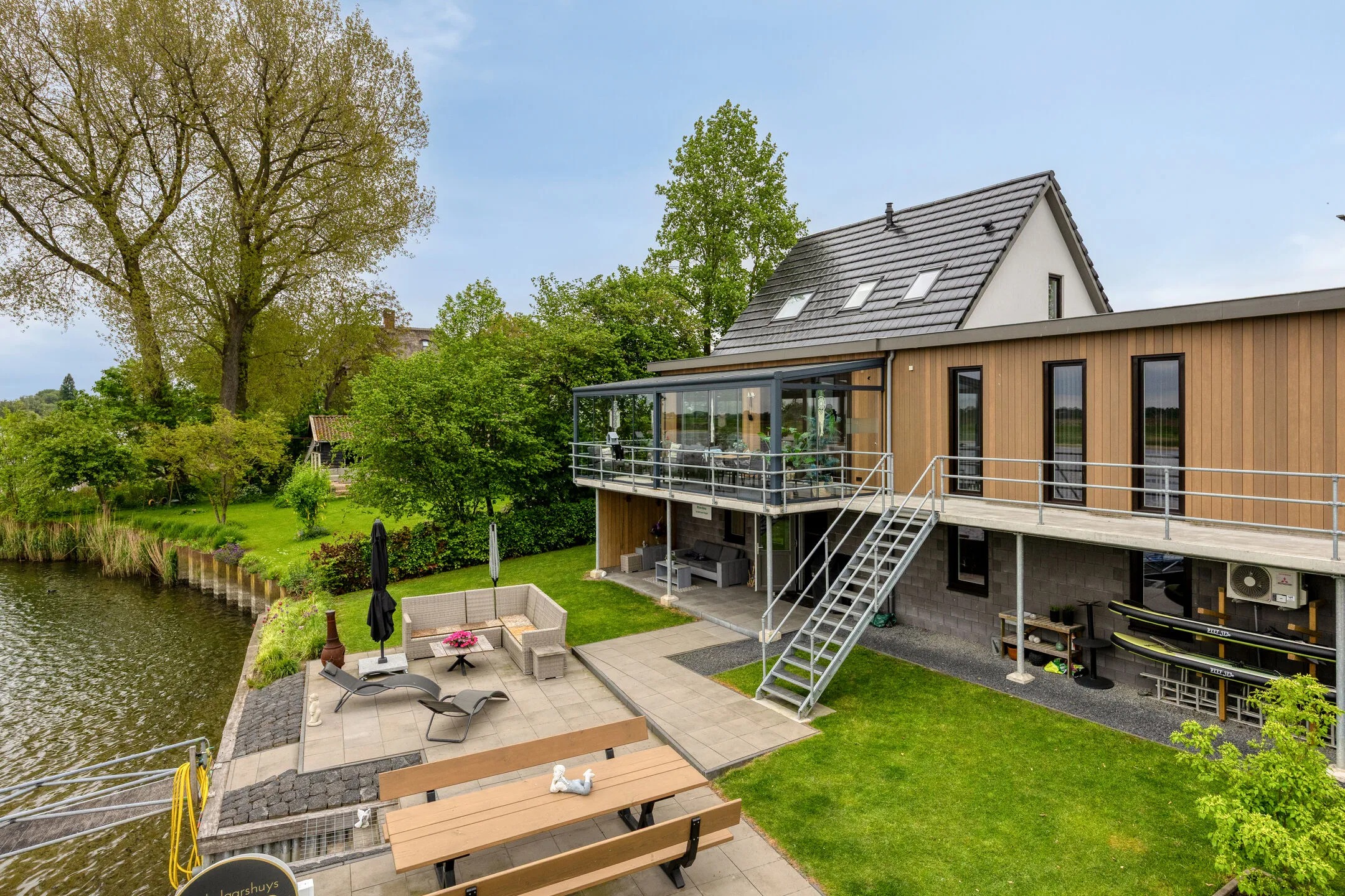 Vrijstaande woning (waterwoning) Hoge Maasdijk 45 in Andel